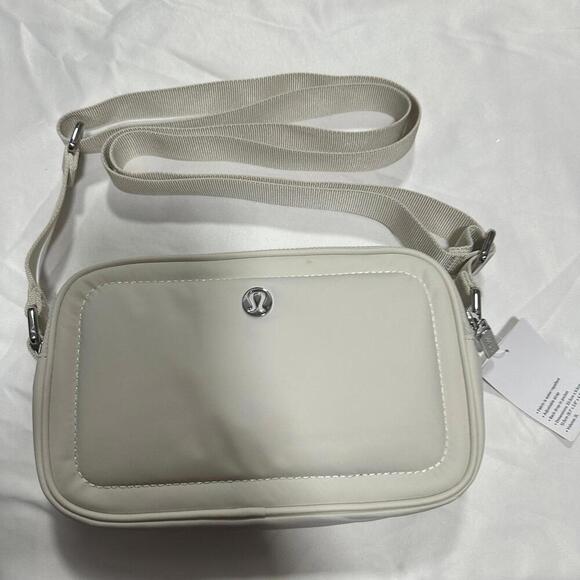 Lululemon Athletica Crossbody Camera Bag 2L - Picture 2 of 5
